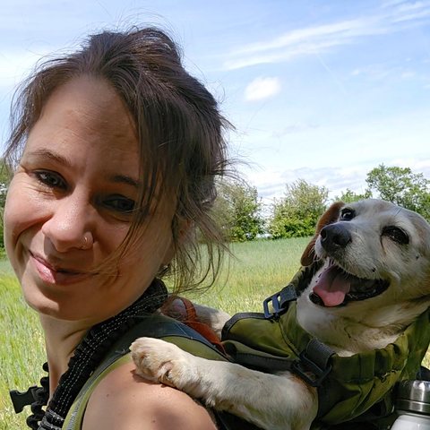 Lucile BRANDT avec sa chienne, en promenade